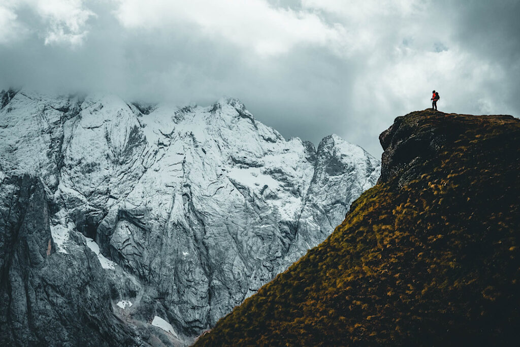 Karin Dietzel auf dem Bindelweg mit Blick auf die Marmolada