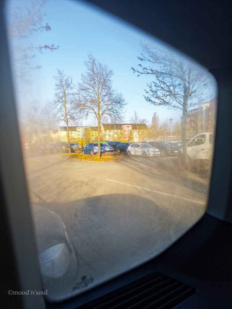 Blick aus dem Auto auf einen Parkplatz