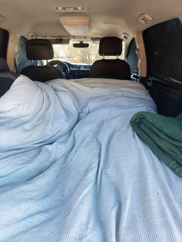 Blick in mein Auto mit der warmen Zudecke
