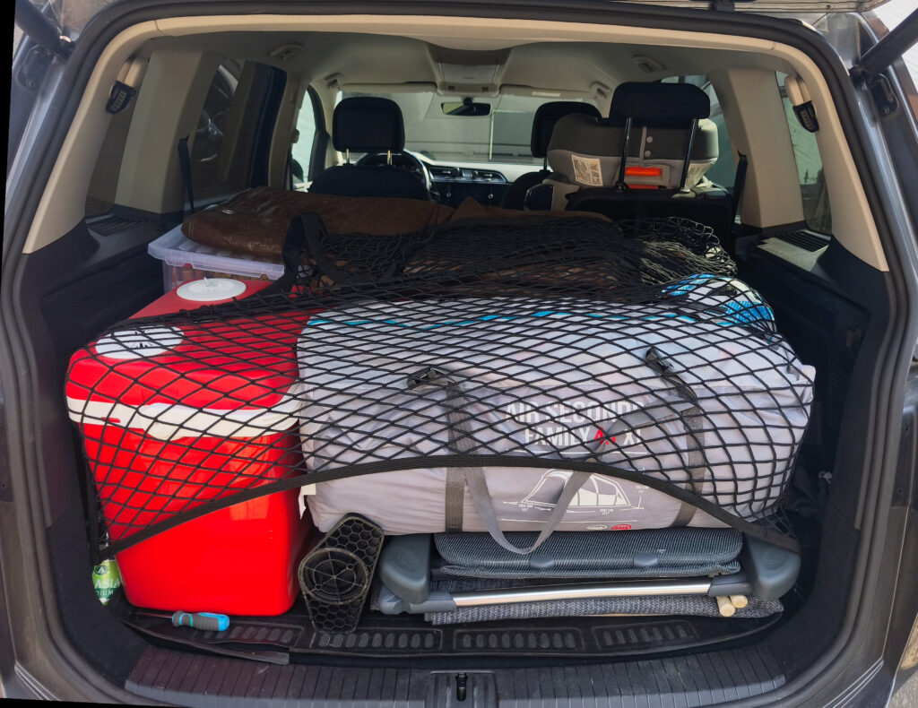 Blick in den Kofferraum, voll mit Camping-Ausrüstung