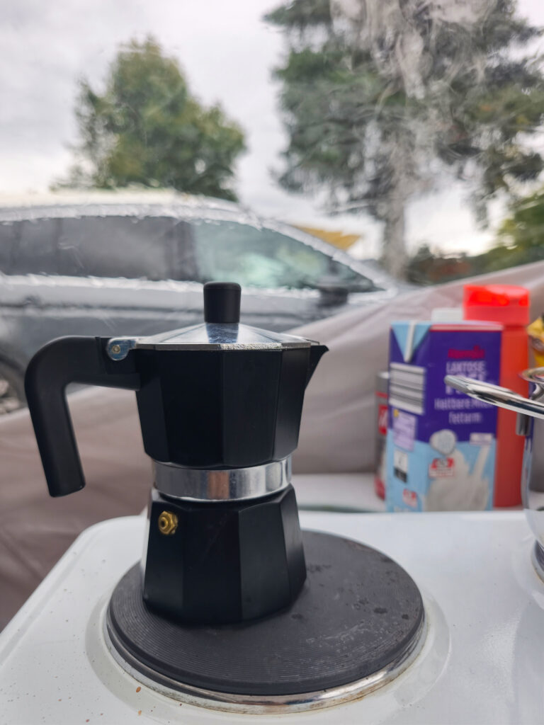 Espressobereiter auf Kochplatte beim Camping