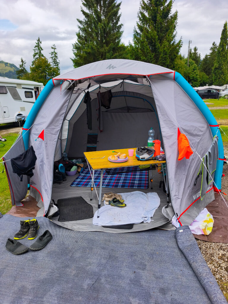 Blick auf das Chaos im Zelt