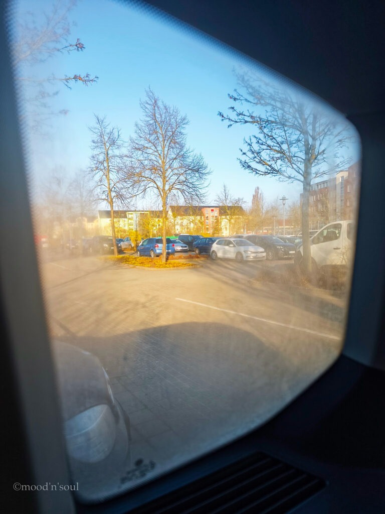 Blick morgens beim Aufwachen, die Scheiben sind beschlagen.