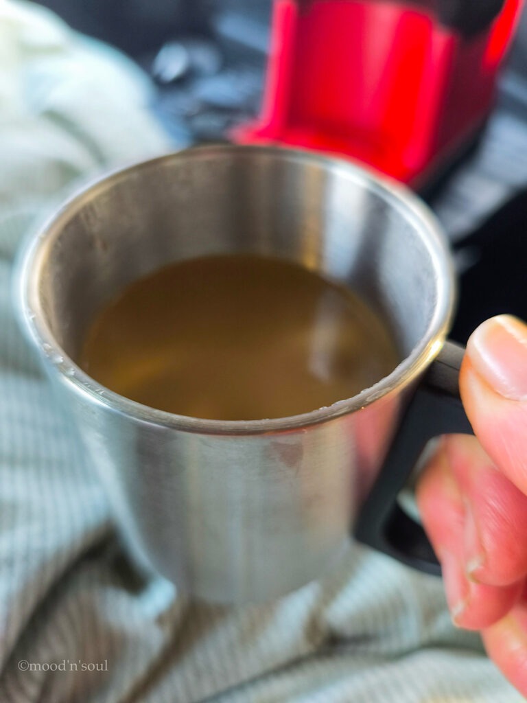 Der erste Kaffee nach einer Nacht im eiskalten Auto