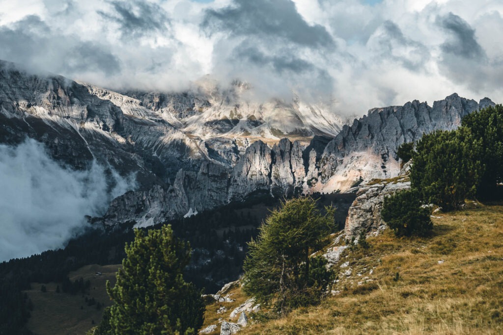 Von der Sella geht der Blick in die wolkenverhangenen Berge