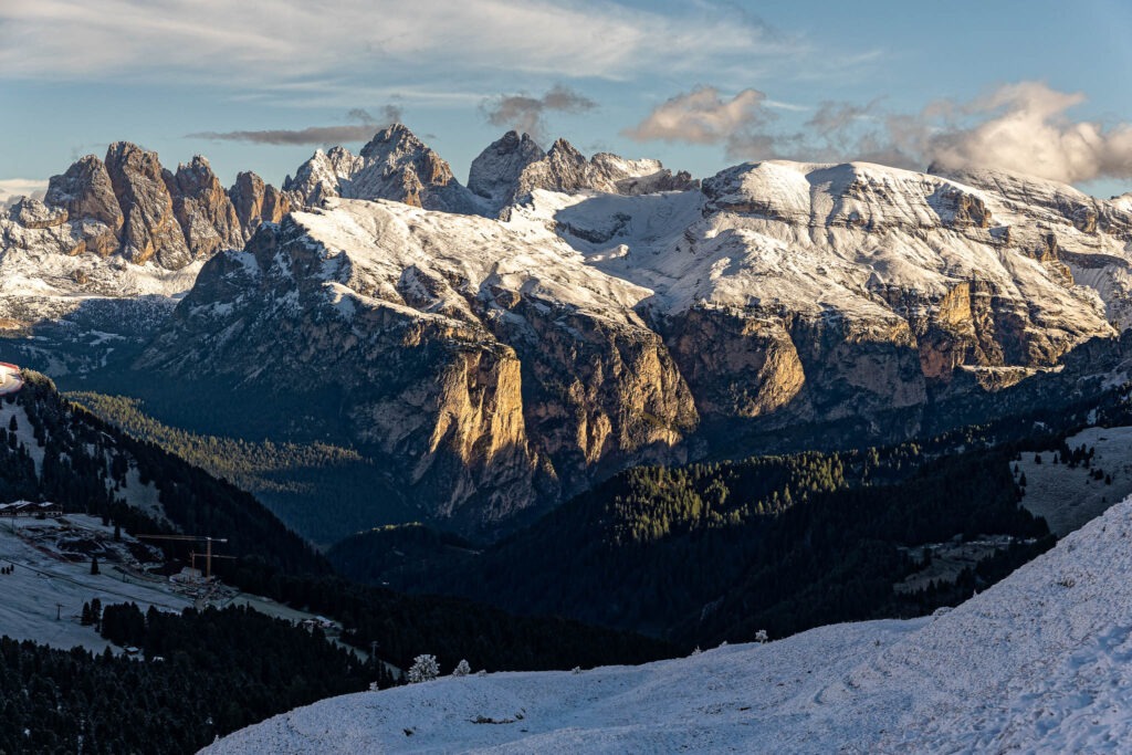 Blick vom Grödner Joch auf die Bergwelt der Dolomiten
