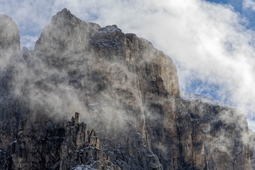 Die majestätischen Wände des Sellastocks am frühen Morgen