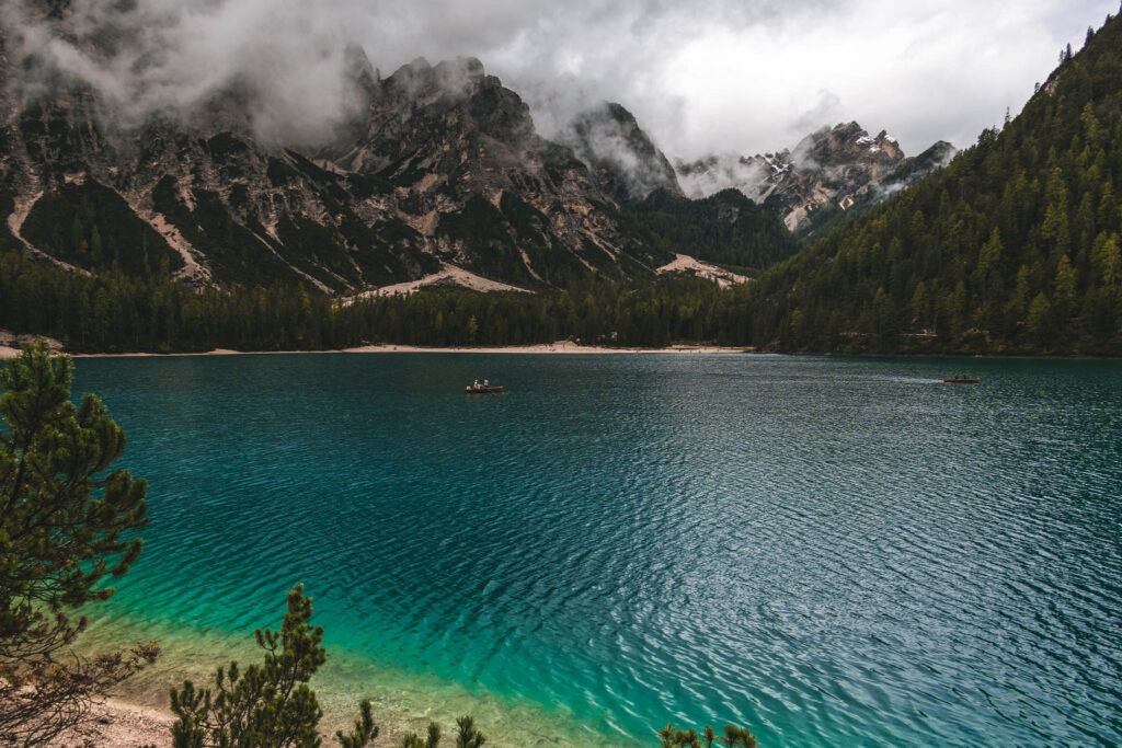 Der Pragser Wildsee mit wolkenverhangenen Bergen