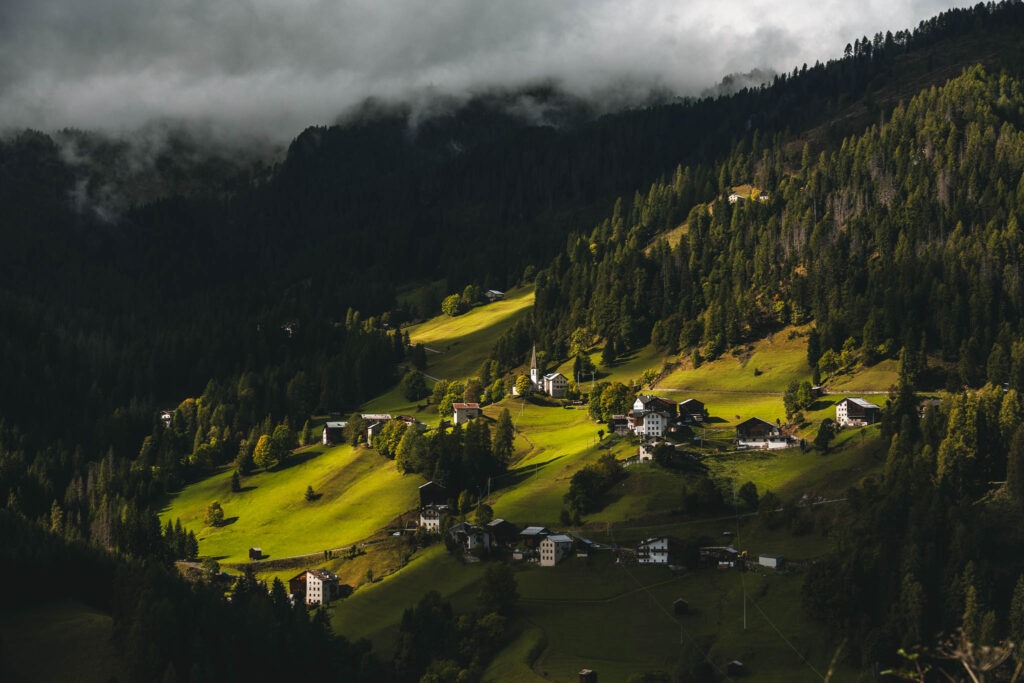 Dorf in den Dolomiten im Herbstlicht