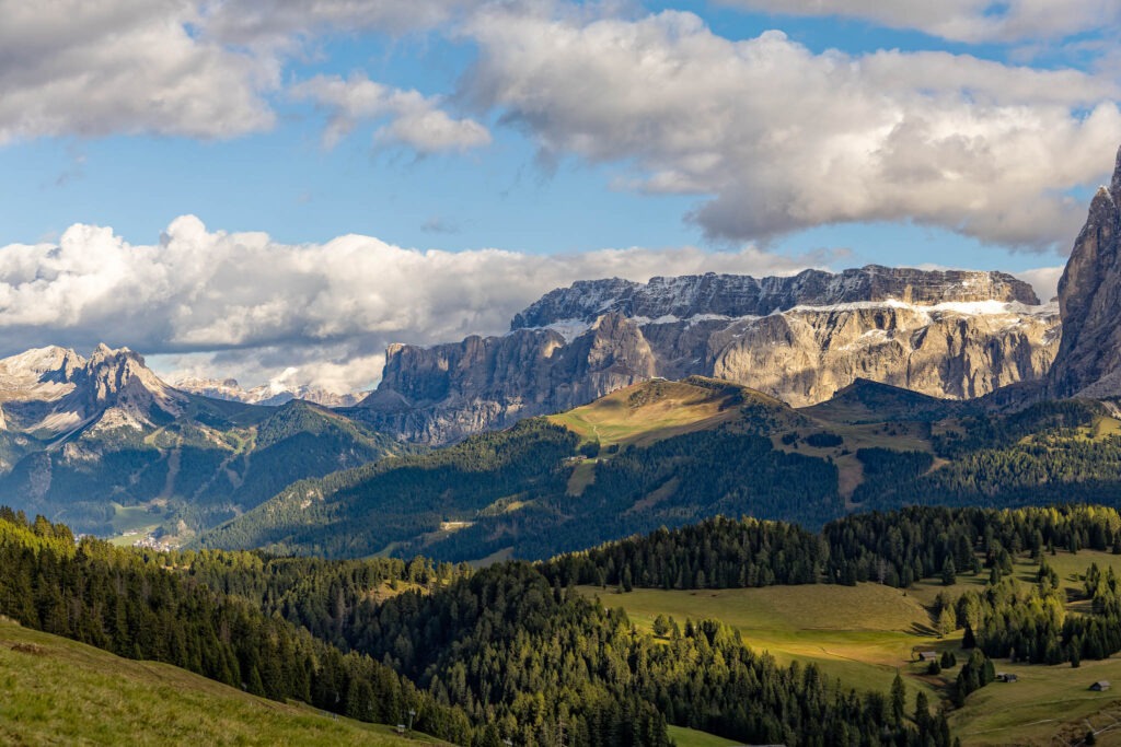 Blick auf den Sellastock über die herbstlichen Wiesen der Seiler Alm