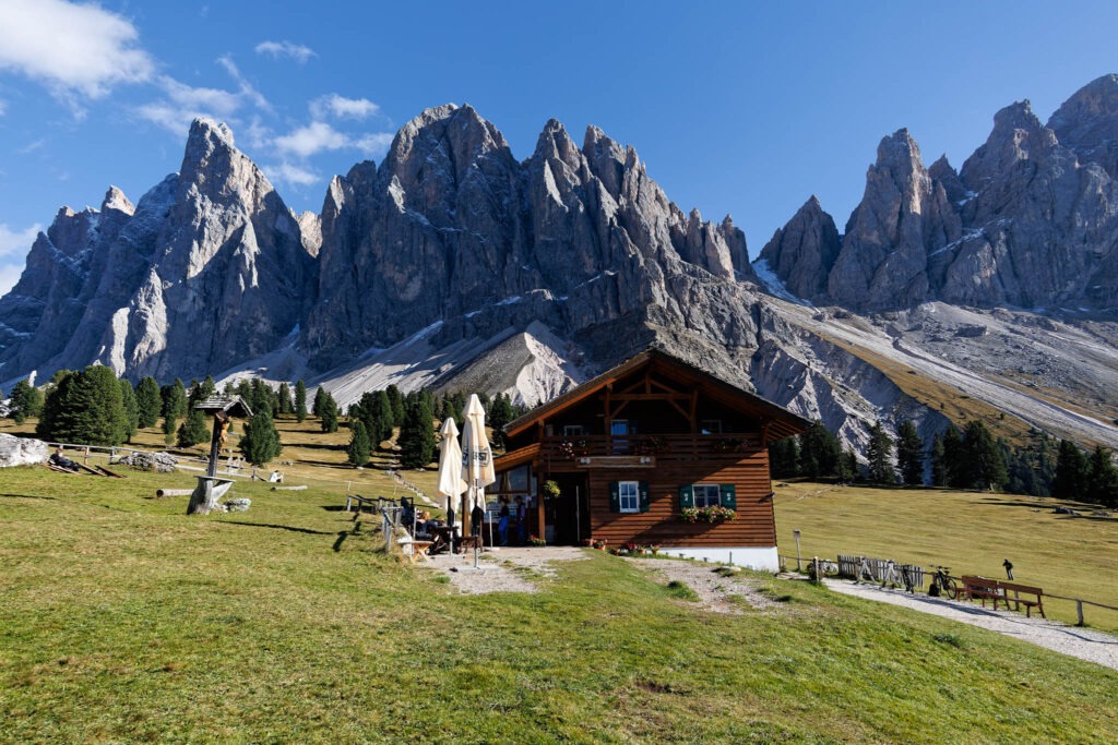 Gschnagenhardalm mit Blick auf die Geislerspitzen