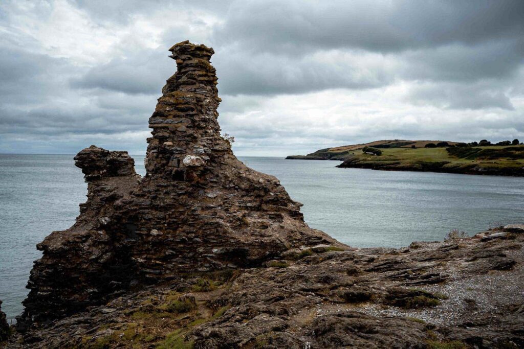 Black Castle, im Hintergrund die irische See