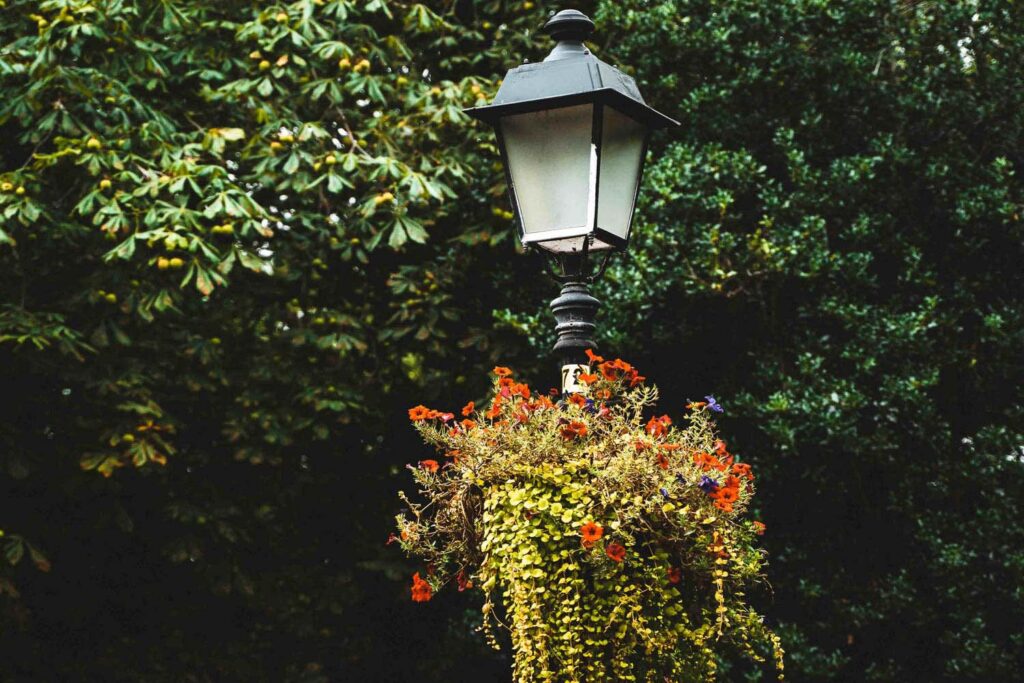 Eine nostalgische Laterne mit Blumenschmuck