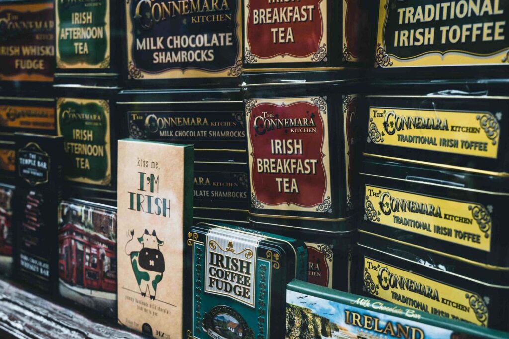 Ein Sammelsurium alter Dosen in einem Schaufenster