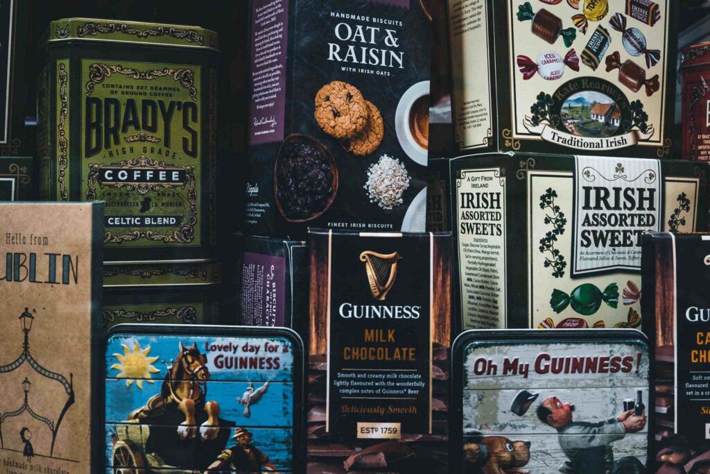 Ein Sammelsurium alter Dosen in einem Schaufenster