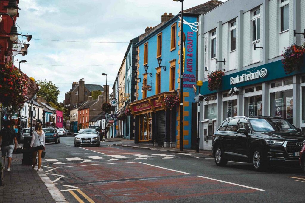 Ein blaues Haus in einer Straße in Wicklow