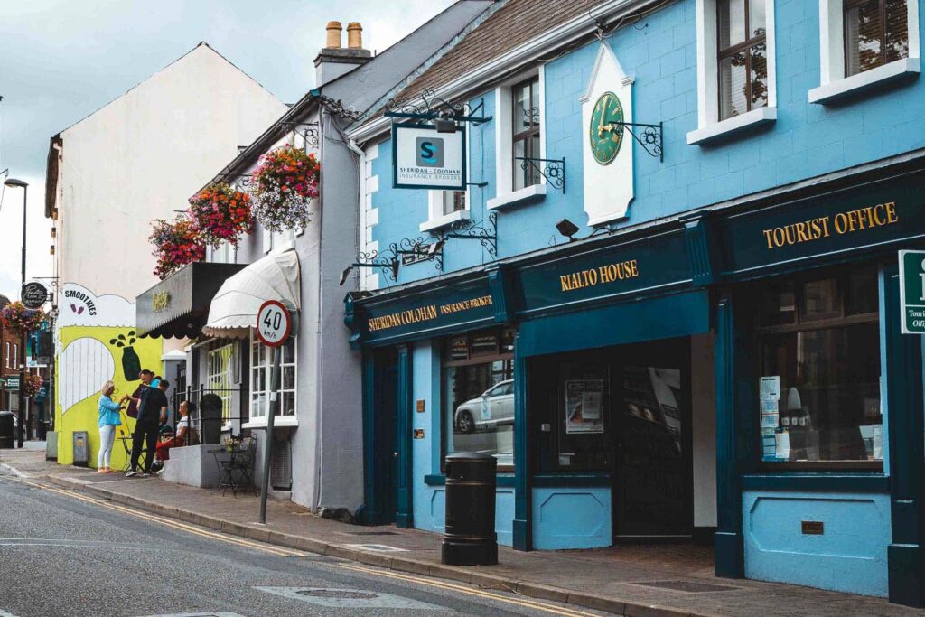 Ein blaues Haus in einer Straße in Wicklow